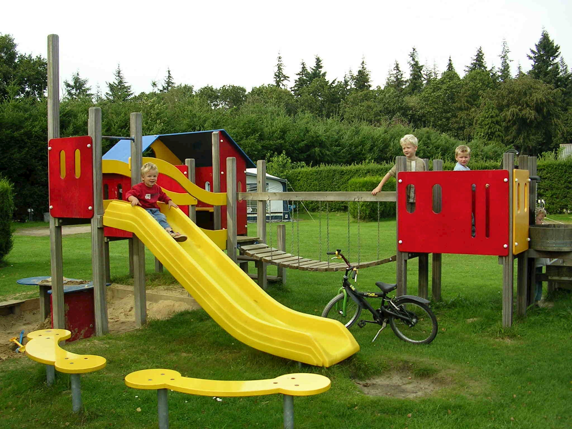 Speeltuintje op kampeerveld 2.jpg